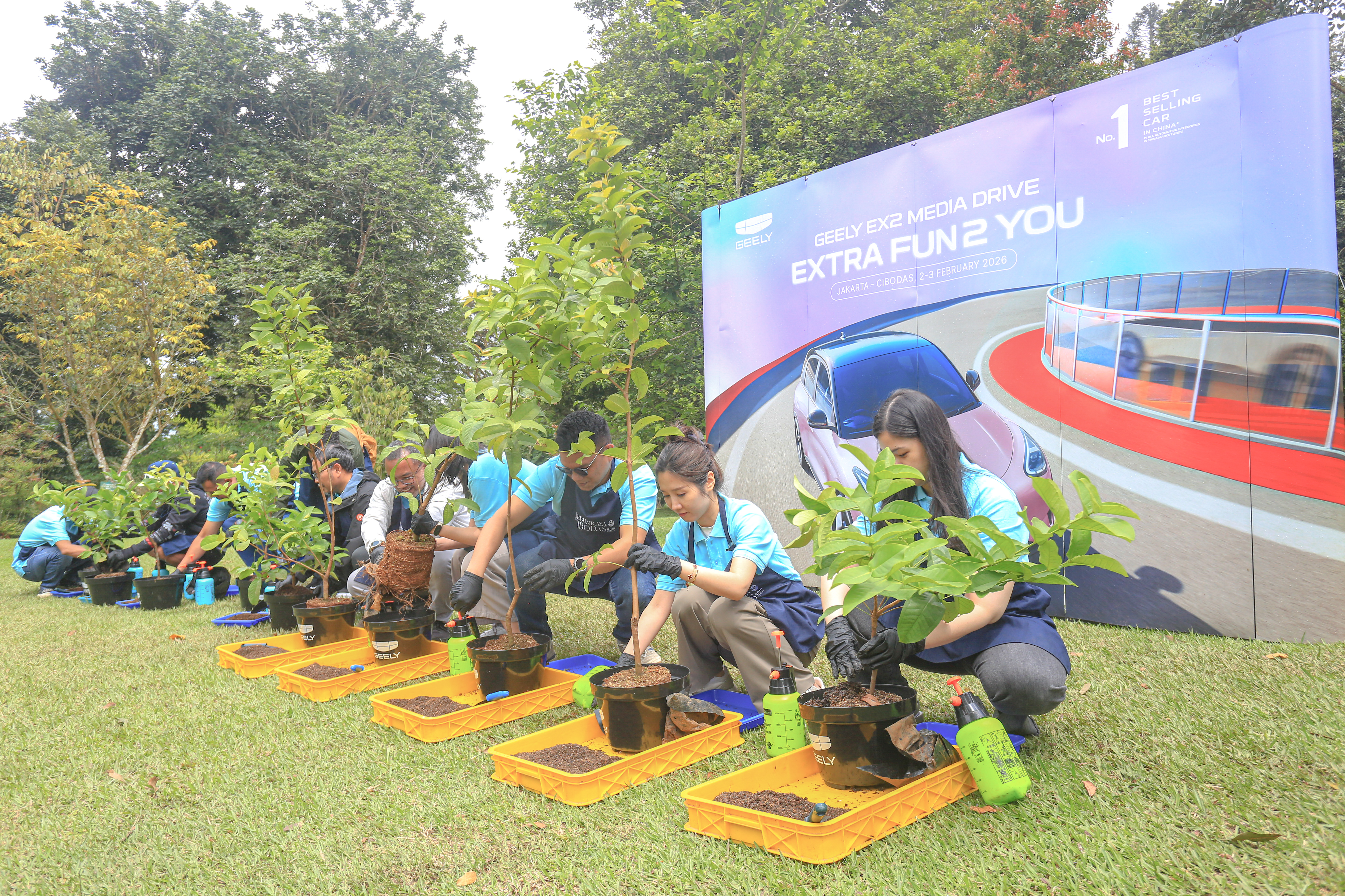 Rekan media dan Geely Auto Indonesia berpartisipasi dalam kegiatan tree planting sebagai wujud komitmen terhadap m.jpg