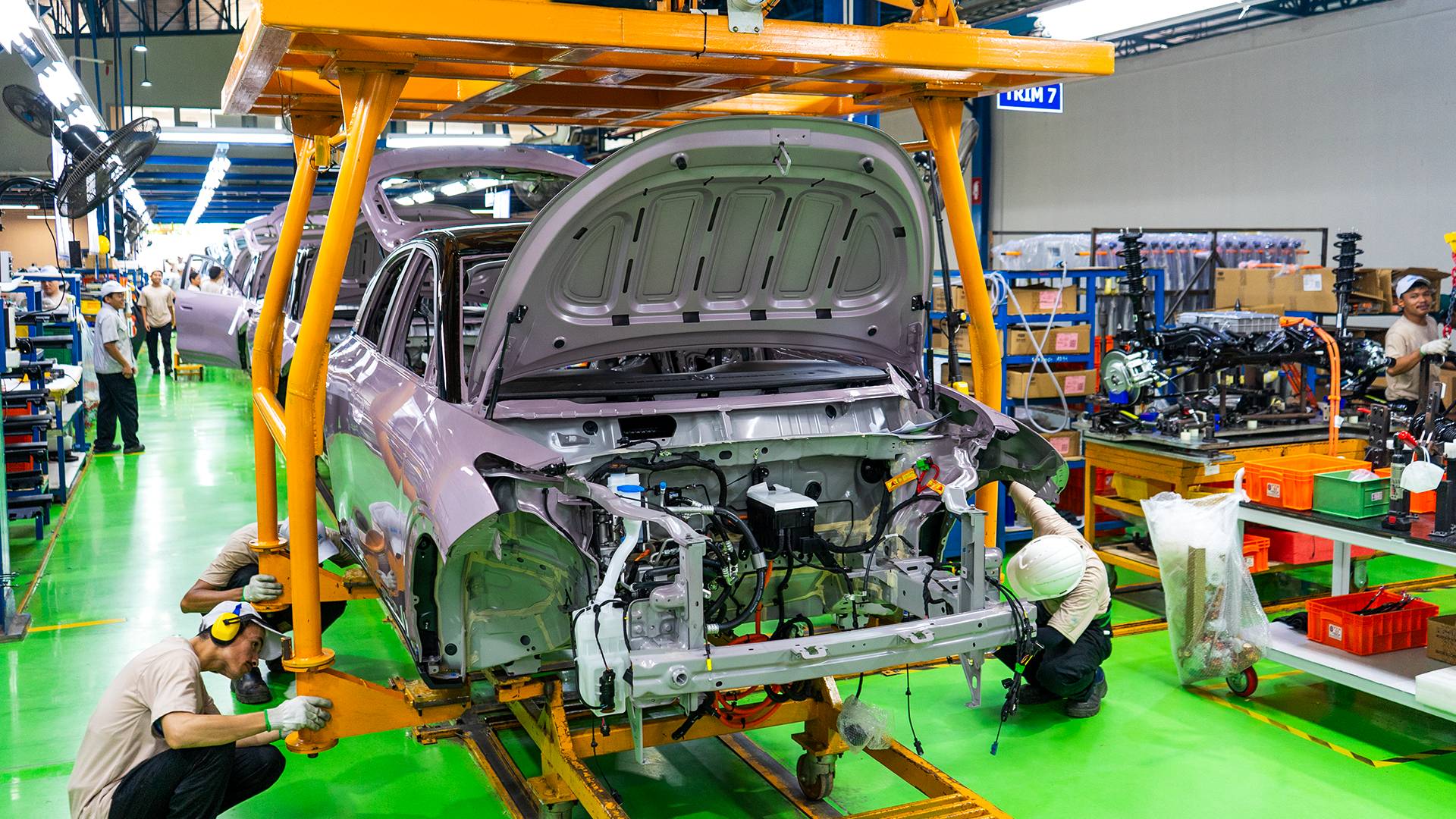 Tim global Geely mendampingi karyawan lokal dalam pelatihan teknis untuk memperkuat kapabilitas manufaktur Geely EX2.jpg