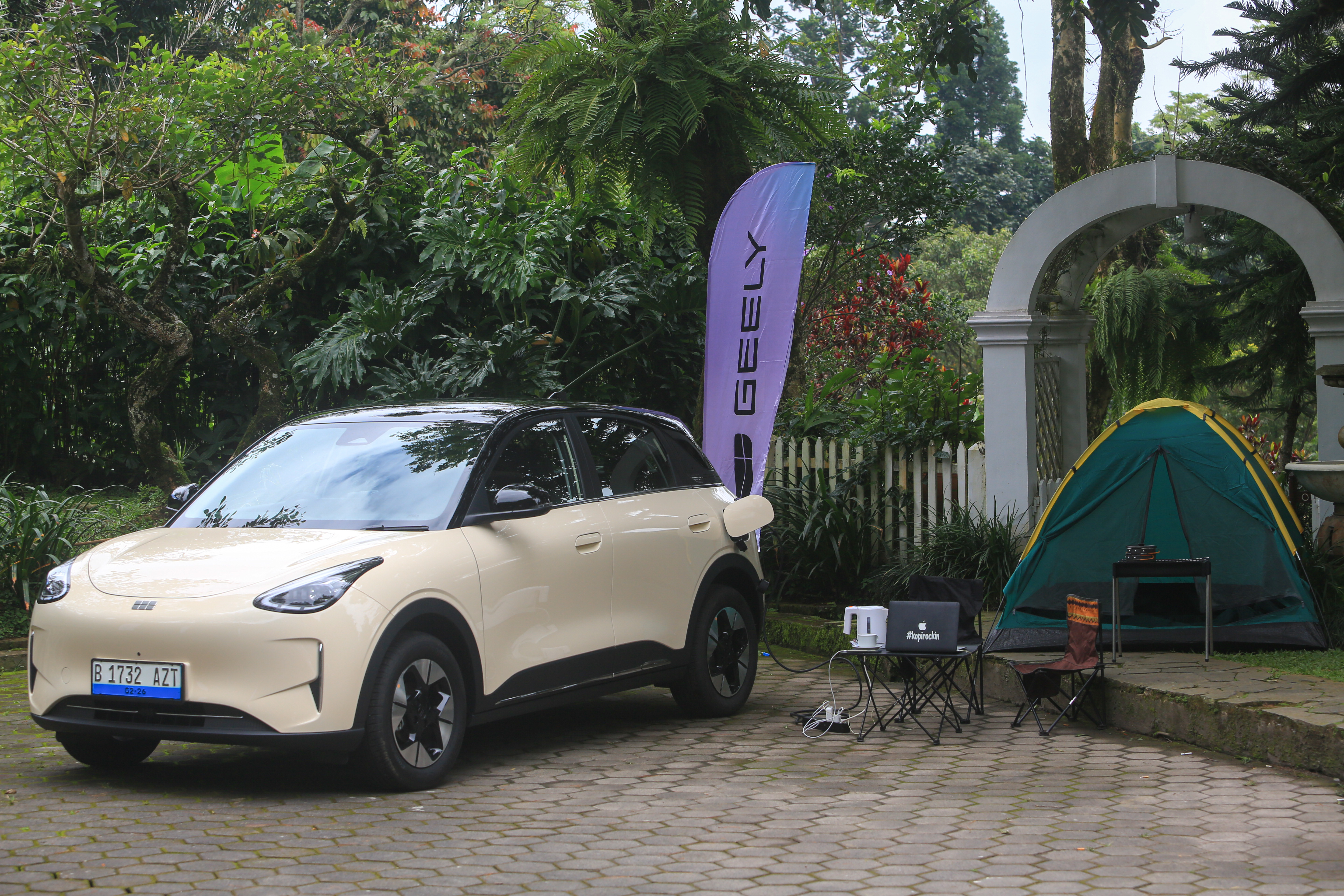 Fitur Camping Mode dan Vehicle-to-Load (V2L) memungkinkan Geely EX2 menyuplai daya listrik untuk menunjang kenyamanan saat beraktivitas di alam terbuka.jpeg